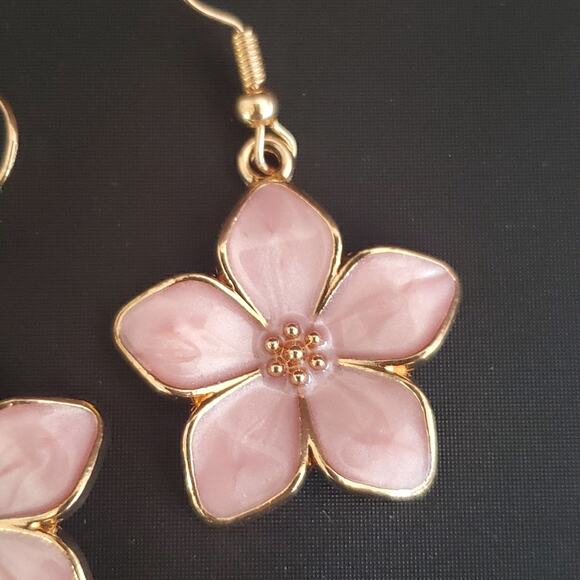 Pink Petal Flower Dangle Earrings Gold Tone Pink Pearly Enamel Romantic Plumeria - Picture 2 of 6